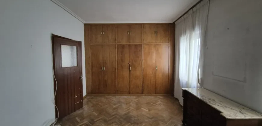 Piso de cinco habitaciones y dos baños para reformar