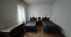 Piso de cinco habitaciones y dos baños para reformar