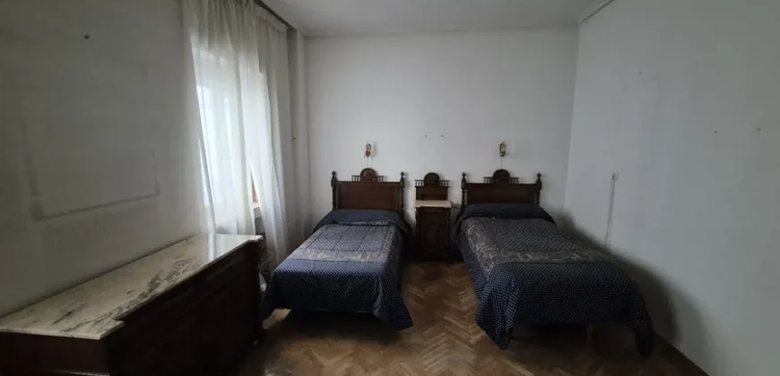 Piso de cinco habitaciones y dos baños para reformar