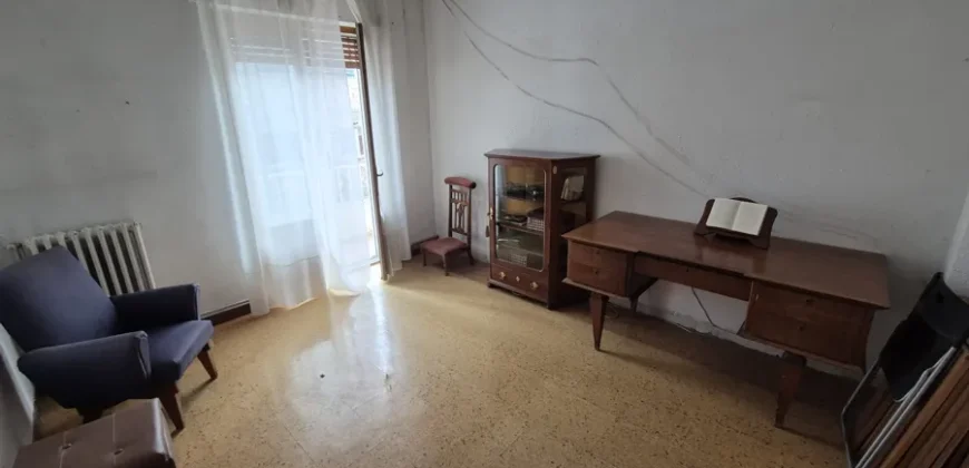 Piso de cinco habitaciones y dos baños para reformar