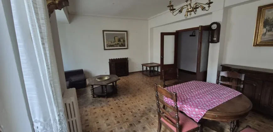 Piso de cinco habitaciones y dos baños para reformar