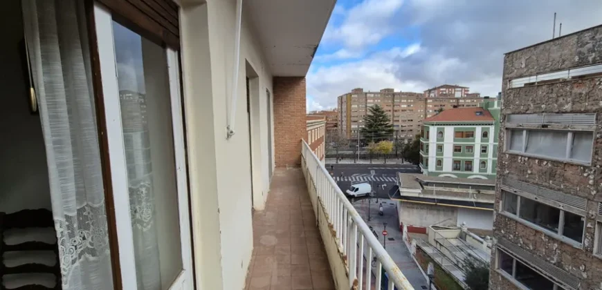 Piso de cinco habitaciones y dos baños para reformar