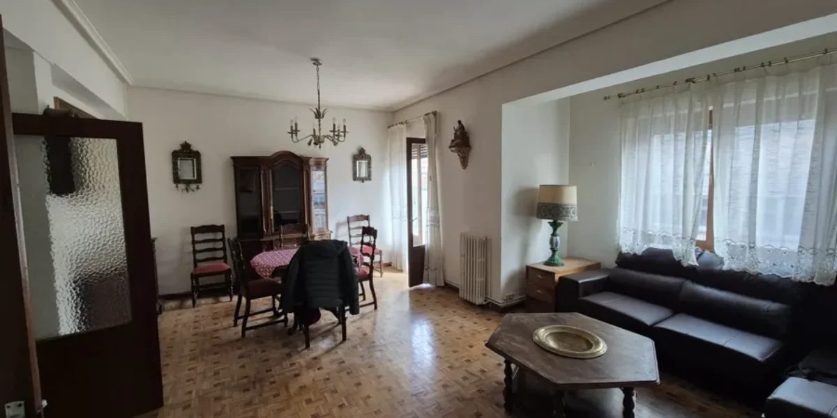 Piso de cinco habitaciones y dos baños para reformar