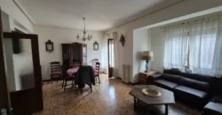 Piso de cinco habitaciones y dos baños para reformar