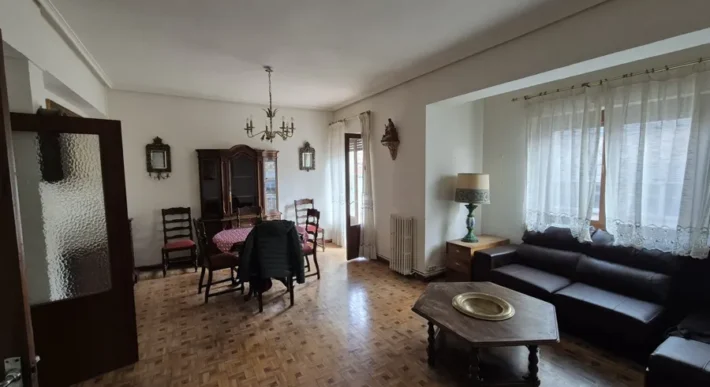 Piso de cinco habitaciones y dos baños para reformar