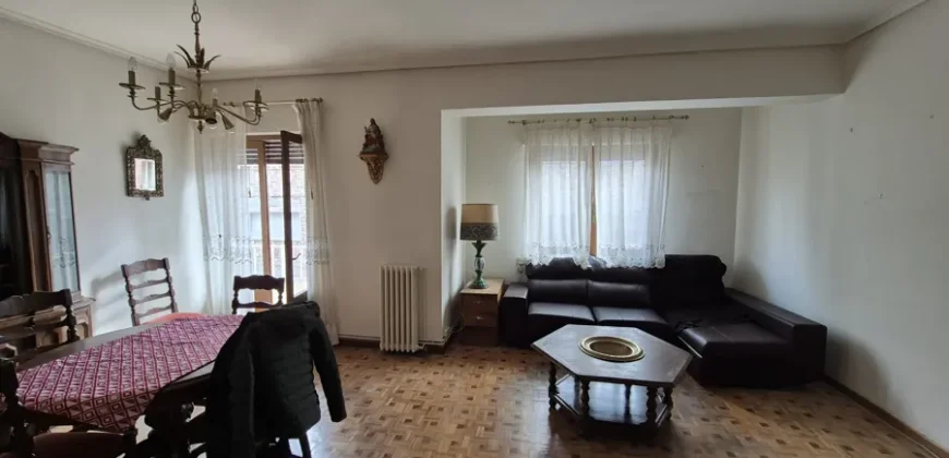 Piso de cinco habitaciones y dos baños para reformar