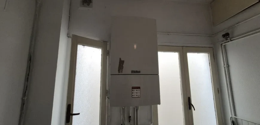 Piso de cinco habitaciones y dos baños para reformar