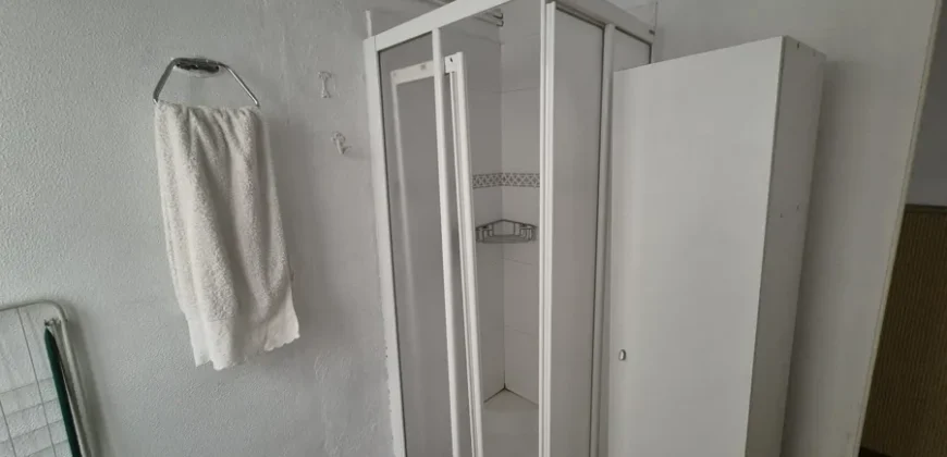 Piso de cinco habitaciones y dos baños para reformar