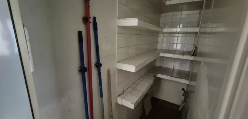 Piso de cinco habitaciones y dos baños para reformar