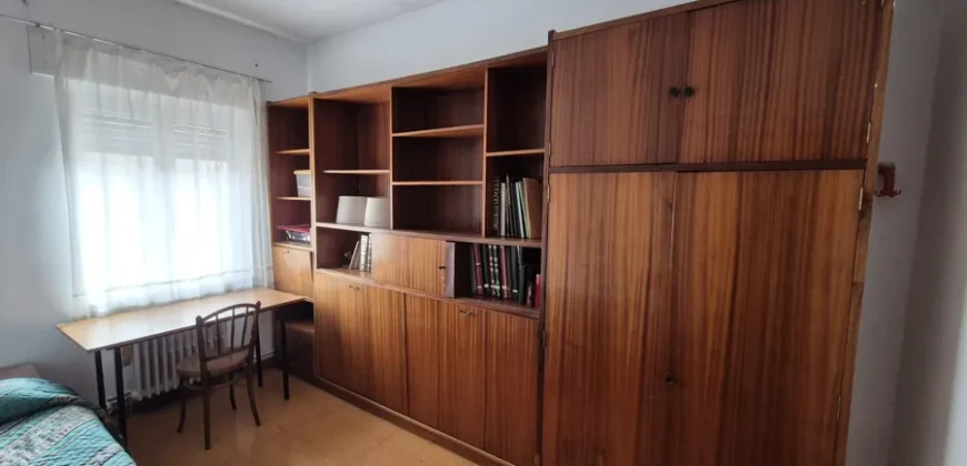 Piso de cinco habitaciones y dos baños para reformar