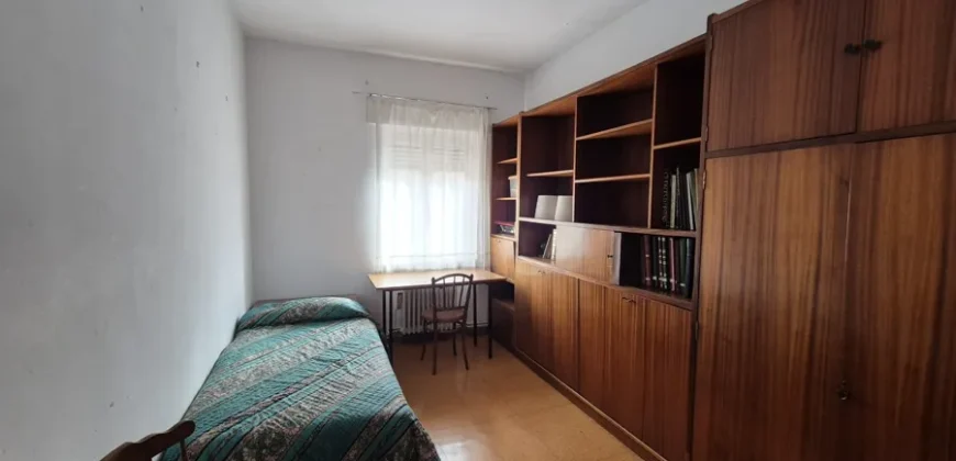 Piso de cinco habitaciones y dos baños para reformar