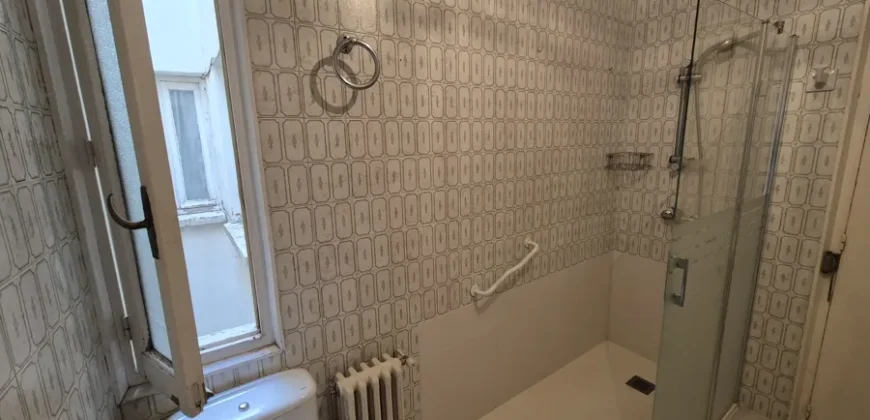 Piso de cinco habitaciones y dos baños para reformar