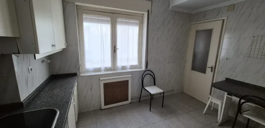 Piso de cinco habitaciones y dos baños para reformar