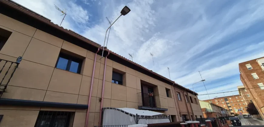 Chalet pareado en plena ciudad