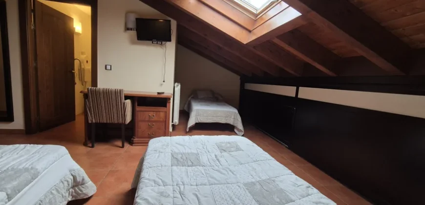 Hotel y restaurante en funcionamiento adaptable a casa particular.