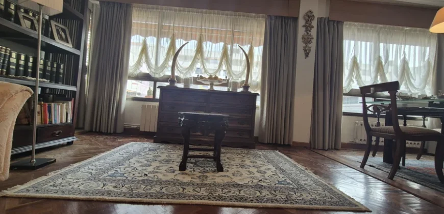 Piso céntrico de dos habitaciones con garaje