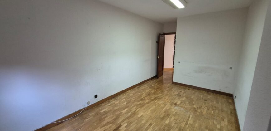 Piso céntrico de tres habitaciones y dos baños con garaje