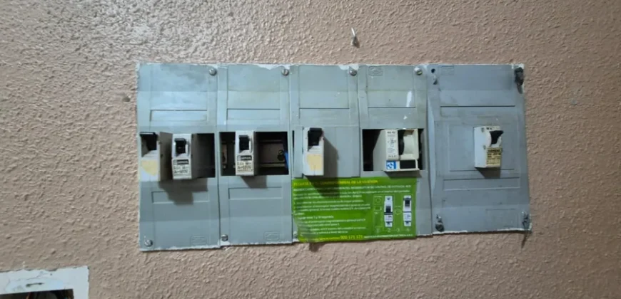 Piso céntrico de tres habitaciones y dos baños con garaje