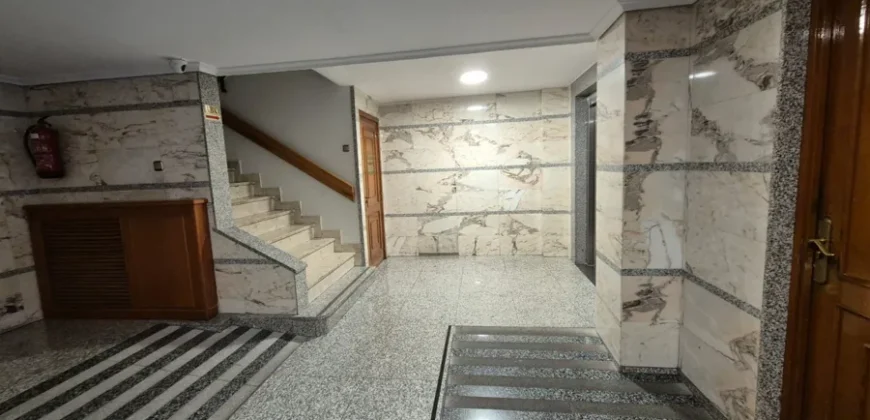 Piso céntrico de tres habitaciones y dos baños con garaje