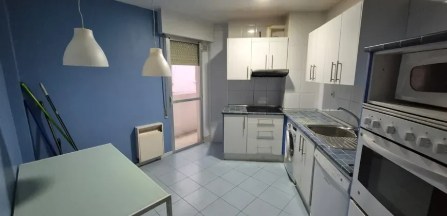 Piso céntrico de tres habitaciones y dos baños con garaje