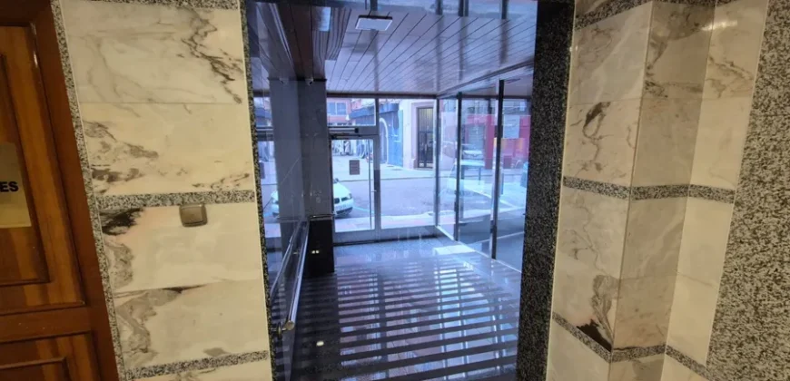 Piso céntrico de tres habitaciones y dos baños con garaje