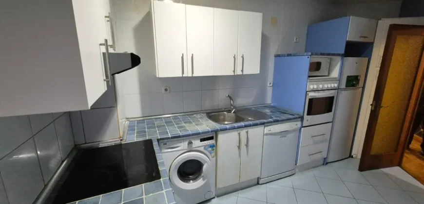 Piso céntrico de tres habitaciones y dos baños con garaje