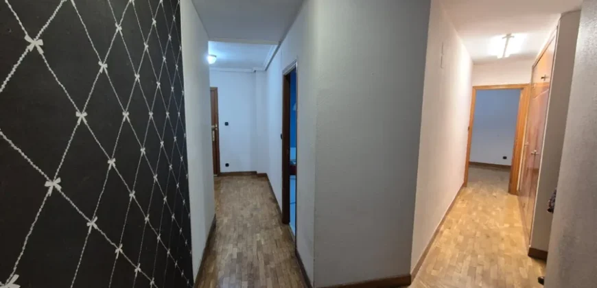 Piso céntrico de tres habitaciones y dos baños con garaje