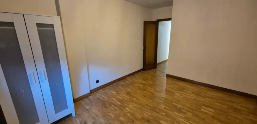 Piso céntrico de tres habitaciones y dos baños con garaje