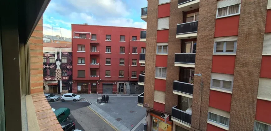 Piso céntrico de tres habitaciones y dos baños con garaje