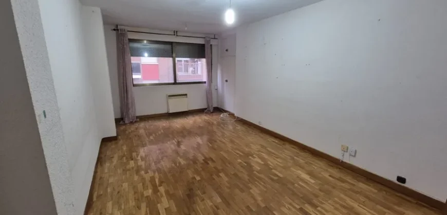 Piso céntrico de tres habitaciones y dos baños con garaje