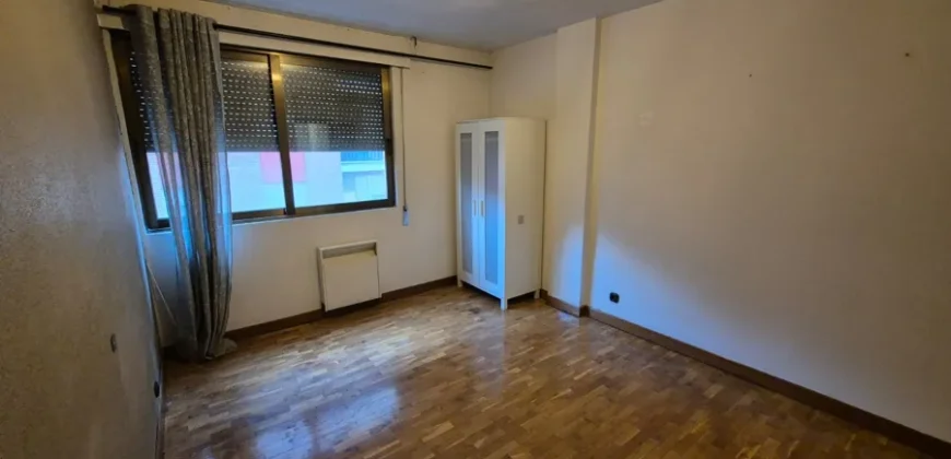 Piso céntrico de tres habitaciones y dos baños con garaje