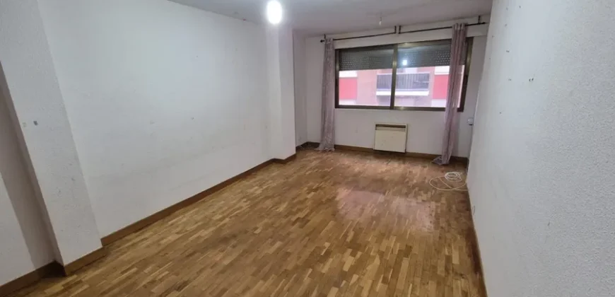 Piso céntrico de tres habitaciones y dos baños con garaje