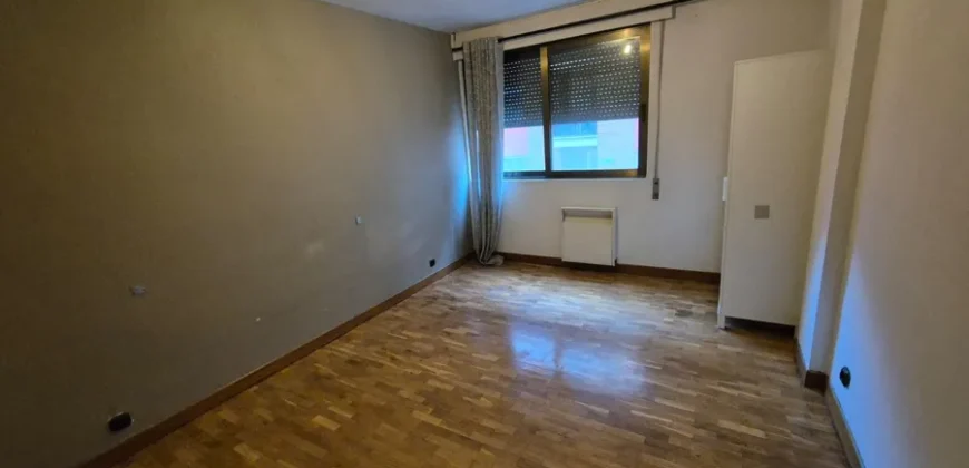 Piso céntrico de tres habitaciones y dos baños con garaje