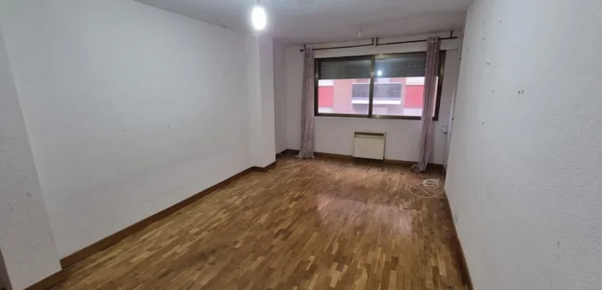 Piso céntrico de tres habitaciones y dos baños con garaje