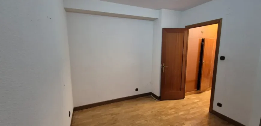 Piso céntrico de tres habitaciones y dos baños con garaje
