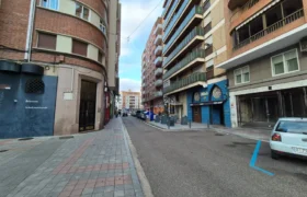 Piso céntrico de tres habitaciones y dos baños con garaje