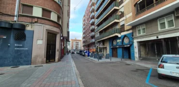 Piso céntrico de tres habitaciones y dos baños con garaje