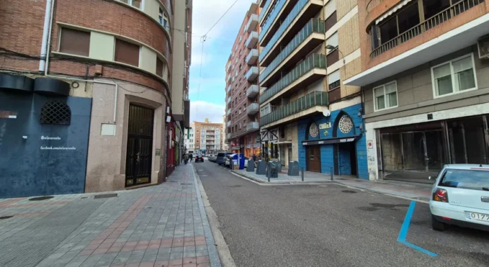 Piso céntrico de tres habitaciones y dos baños con garaje