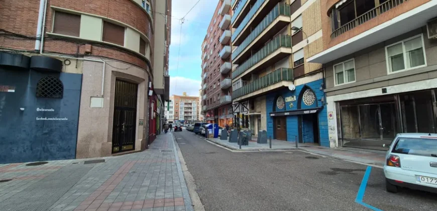 Piso céntrico de tres habitaciones y dos baños con garaje