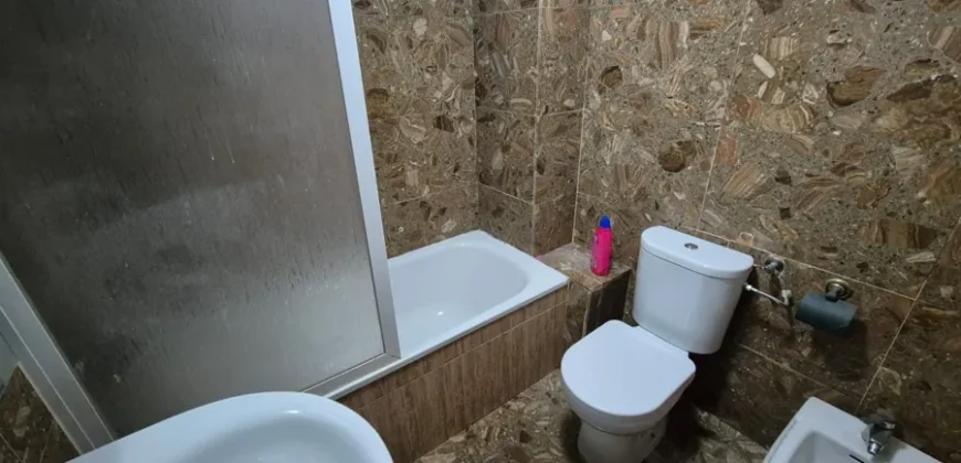 Piso céntrico de tres habitaciones y dos baños con garaje