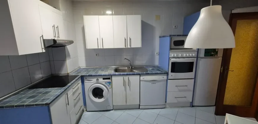 Piso céntrico de tres habitaciones y dos baños con garaje