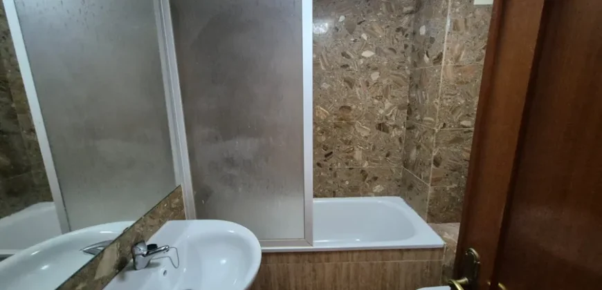 Piso céntrico de tres habitaciones y dos baños con garaje