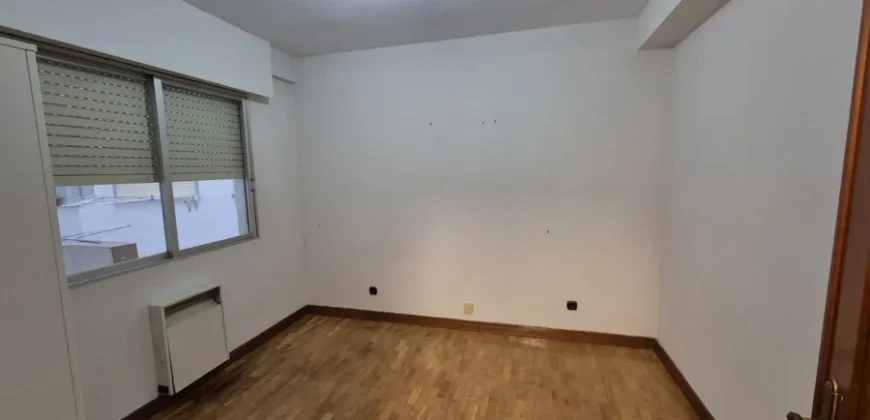 Piso céntrico de tres habitaciones y dos baños con garaje
