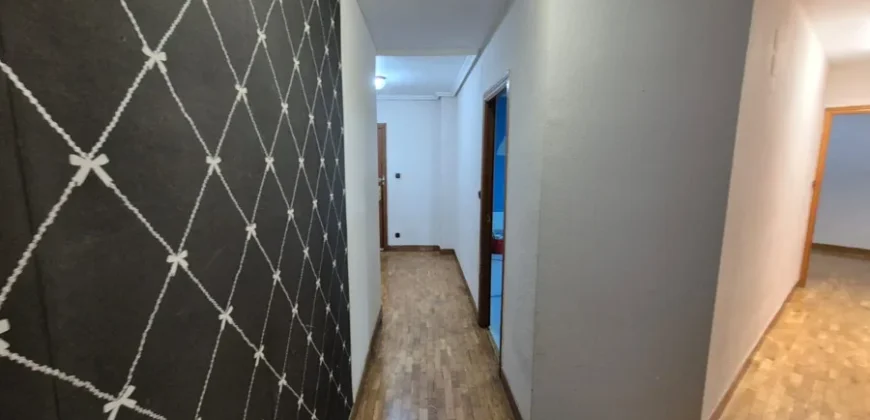 Piso céntrico de tres habitaciones y dos baños con garaje