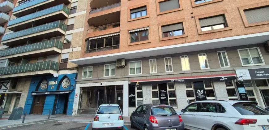 Piso céntrico de tres habitaciones y dos baños con garaje