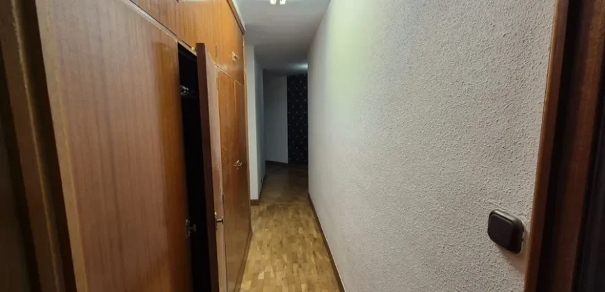 Piso céntrico de tres habitaciones y dos baños con garaje