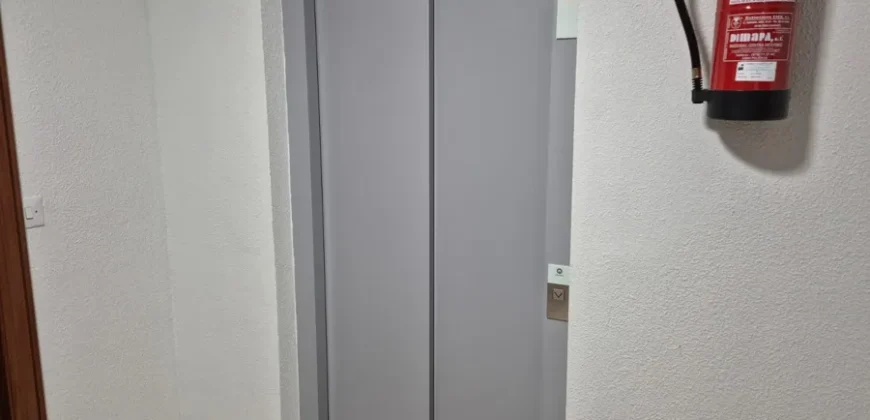 Piso céntrico de tres habitaciones y dos baños con garaje