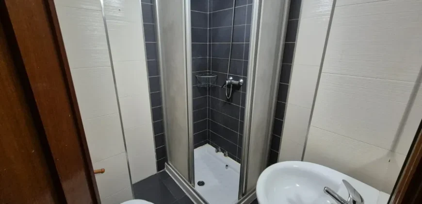 Piso céntrico de tres habitaciones y dos baños con garaje