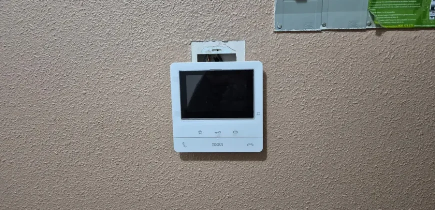 Piso céntrico de tres habitaciones y dos baños con garaje