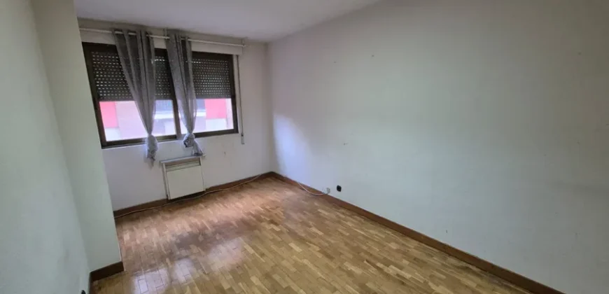 Piso céntrico de tres habitaciones y dos baños con garaje